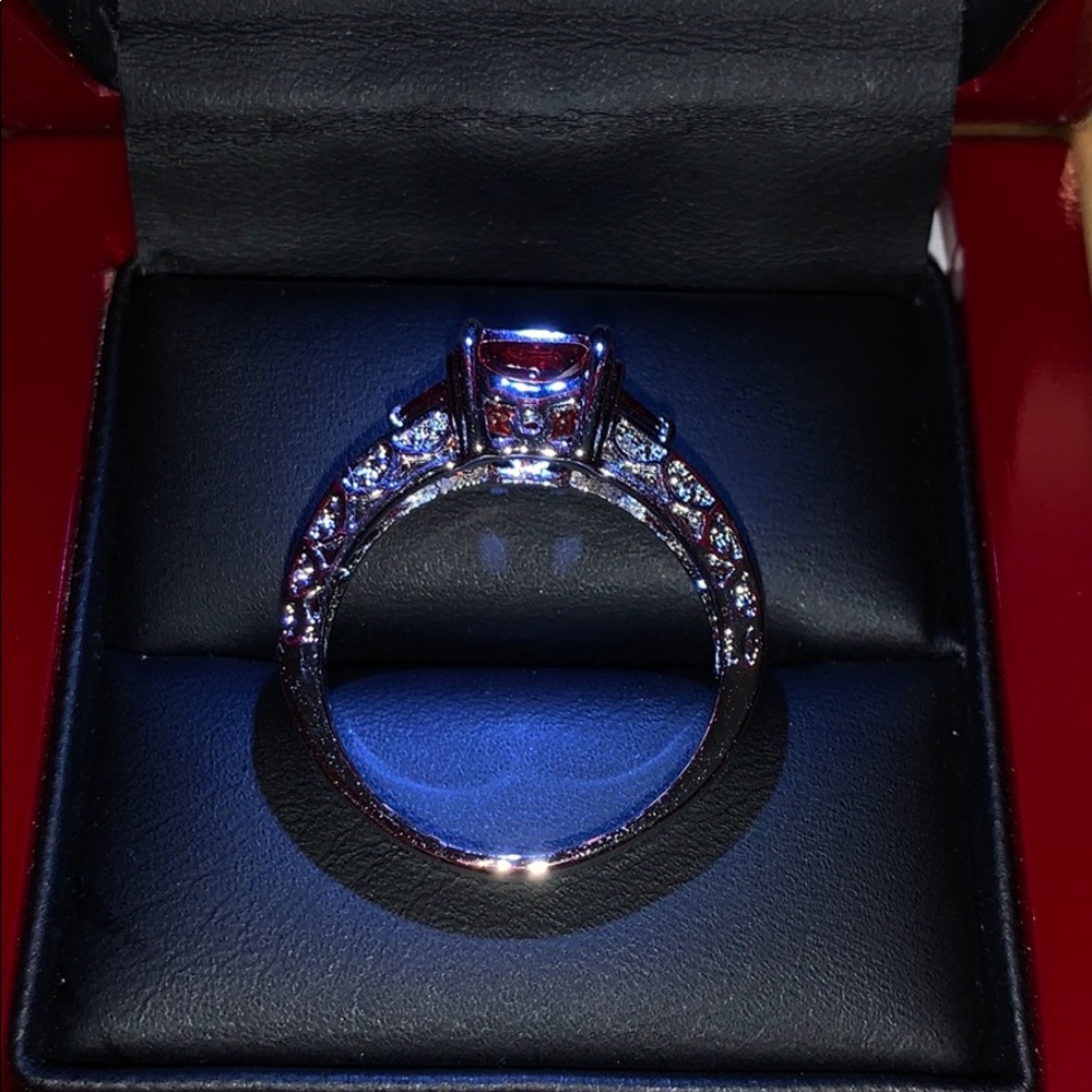 Red ring - Picture 4 of 5